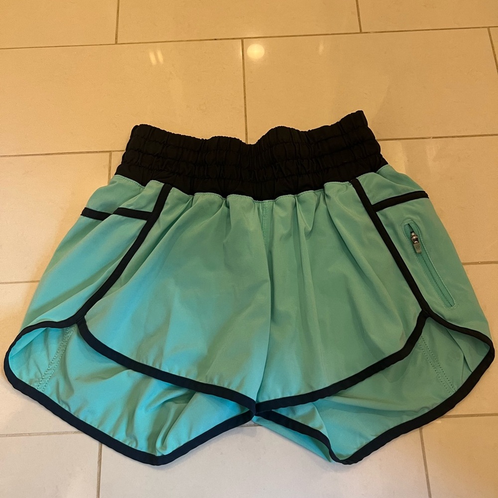 Lululemon Tracker LR Short 4” Lined, size 6, green